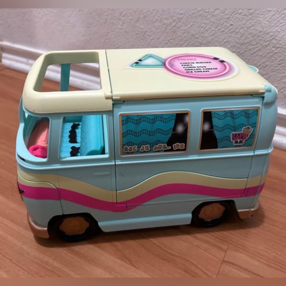 LOL Surprise 2 in 1 Glamper Van Camper with Accessories Pink Peace Sign